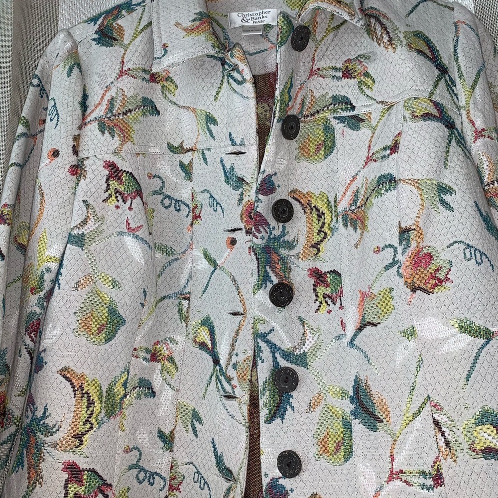 Beautiful light weight jacket! - Picture 4 of 8